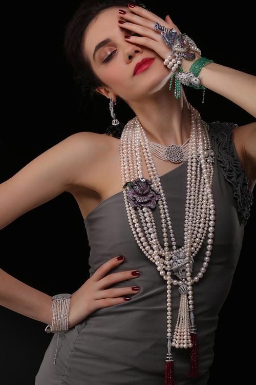 "引领时尚""把握经典""精益求精"的珠宝设计与公司运营理念,以银饰品